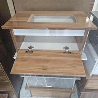 میز چرخ خیاطی نشسته|لوازم خیاطی و بافتنی|قشم, |دیوار