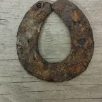 نعل اسب قدیمی برای جذب مشتری و پاخور مغازه