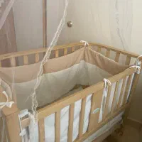 گهواره و تخت کنار مادر