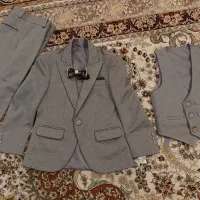 کت‌و‌شلوار و جلیقه کاملا نو و تمیز به همراه پاپیون