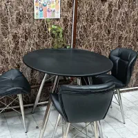 میز غذاخوری در حد خیلی نو
