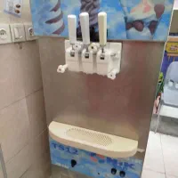 بستنی قیفی زن نیک نام