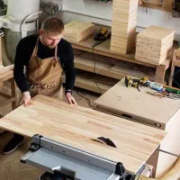 شاگرد کارگاه کابینت سازی