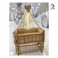 تخت و گهواره کنار مادر