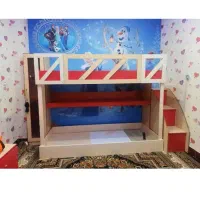 تخت دوطبقه نوجوان داری دوتا کمد طبقه بندی شده