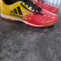 یک جفت کتانی آدیداس ورزشی