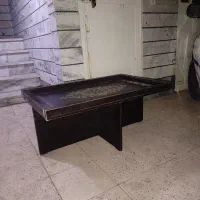 میز چوبی جلو مبلی بزرگ