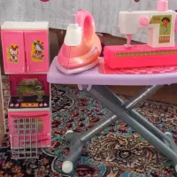 عروسک نو در کارتن با اسباب بازی