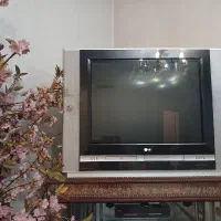 تلویزیون ال جی و میز