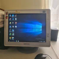 کامپیوتر قدیمی شامل کیس و مانیتور و میز کامپیوتر