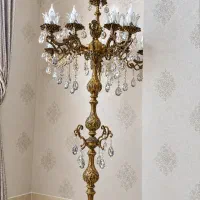 آباژور کنار سالنی ایستاده