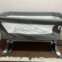 تخت کنار مادر