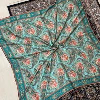 تعدادی روسری و شال