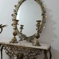 لوازم برنزی آینه و شمعدان.کنار سالنی