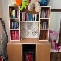 کتابخانه و میز