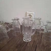 یه دست استکان و سه تیکه موکت