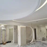 کارگر ساده در تزئینات داخلی ساختمان