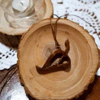 (۸۱)پلاک گردنبند دست‌ساز چوبی|بدلیجات|رشت, جانبازان|دیوار