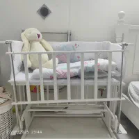 تخت گهواره ای کنار تخت مادر