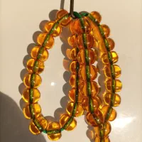 تسبیح سندلوس عسلی نباتی نخ نما خشک کلکسیونی