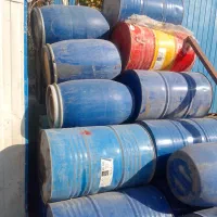 بشکه پلاستیکی اهنی دربسته در باز موجود می باشد|ظروف نگهدارنده، پلاستیکی، یک‌بارمصرف|هشتگرد, هیو|دیوار