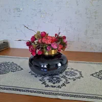 گلدان به همراه گل