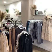همکار خانوم‌مدل ادیمین  فروشنده