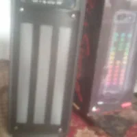 یک اسپیکر همراه کارتن و میکروفن درنو