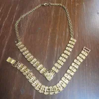 گردنبند ودسبند بدل رنگ ثابت ۳۰۰هزار توما ن