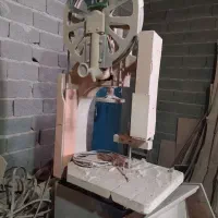 اره فلکه ۶۰ و مقداری چوب صنوبر و جنگلی
