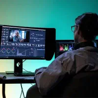 نیازمند ادیتور حرفه ای افترافکت یا پریمیر