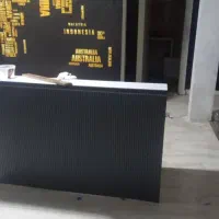 کارمند و کاراموز خانم آژانس هواپیمایی