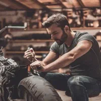 تعمیرکار موتور سیکلت