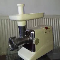 چرخ گوشت برقی جهان اوا و چرخ گوشت دستی قدیمی