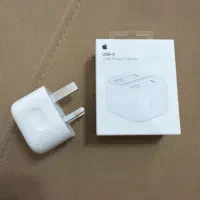 آداپتور اورجینال آیفون و هنذفری رو کارتنی