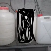 تعدادی گالن و دبه پلاستیکی|ظروف نگهدارنده، پلاستیکی، یک‌بارمصرف|گنبد کاووس, |دیوار