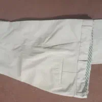 شلوار کرمی و پیراهن سفید در حد نو