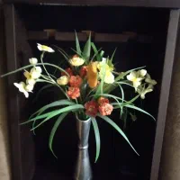 گلدان همراه با گل