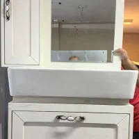 روشویی با اینه وکمد‌ش