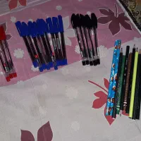 ۹خودکارابی ۴ قرمز  ۵ مشکی ۹ عدد مداد