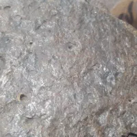 سنگ مشکوک به شهاب سنگ با پوسته سوخته