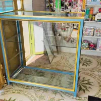 ویترین شیشه ای جای وسایل