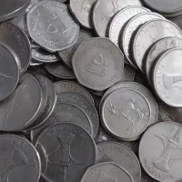 تعدادی سکه درهم ۱ درهمی و ۵۰ فلسی و ۲۵ فلسی