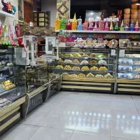 فروشنده خانم شیفت عصر در شیرینی سرای شادی