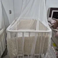 تخت گهواره چوبی در حد نو