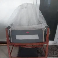 تخت کنار مادر