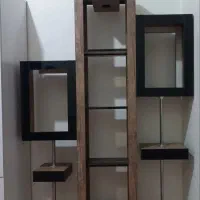 یک میز اداری و یک استند  دکوری