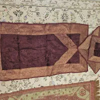 تعدادی سجاده نو و کتاب نهج البلاغه قدیمی و ارزنده