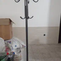 جا لباسی ایستاده
