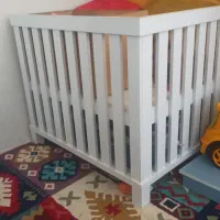 تخت‌‌نوزاد‌ی محافظ‌دار.